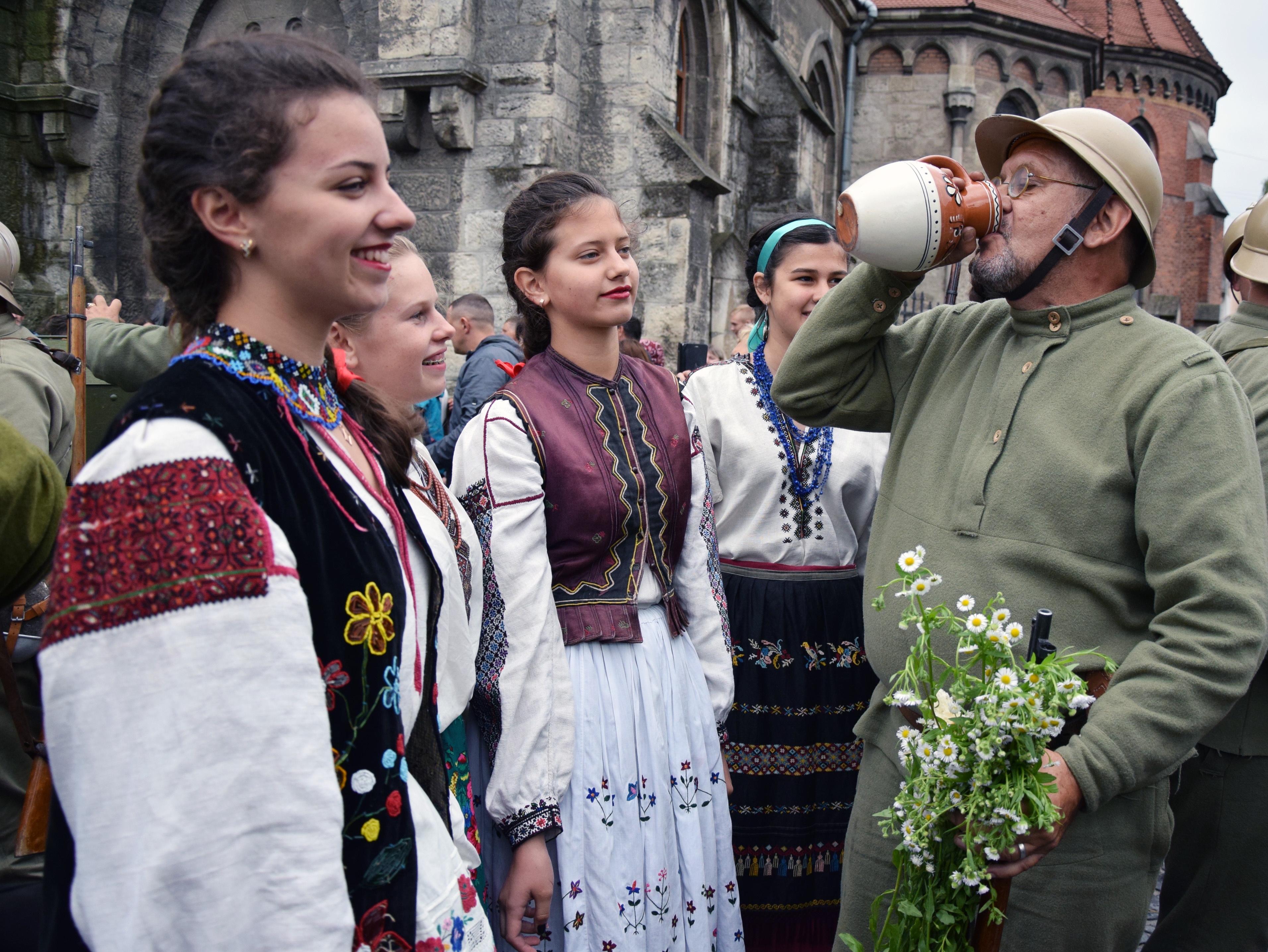 Після переможної битви дівчата зустрічали українських воїнів польовими квітами, вгощали солодким узваром. Фото автора